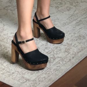 NWOT Black heeled clogs